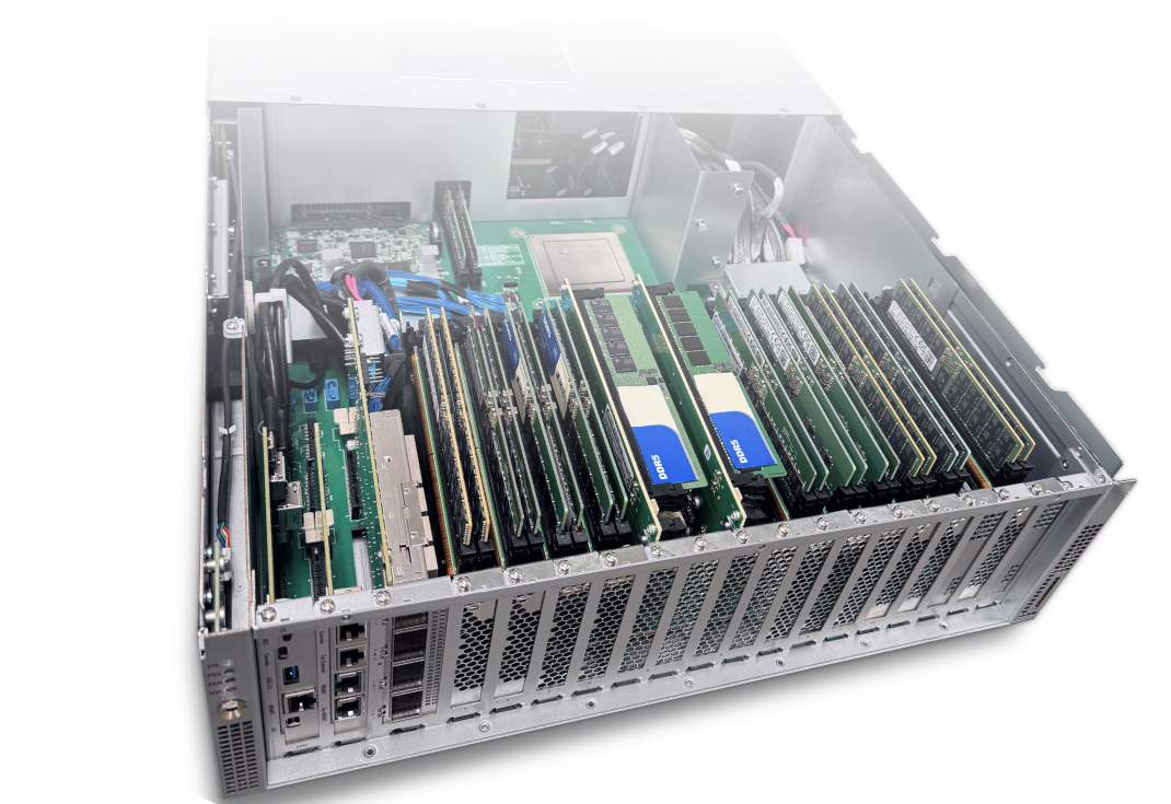 EMFASYSアプライアンス実機(DDR5 DIMMを満載した筐体。出典:Enfabrica公式 datocms-assets)